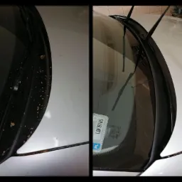 Porównanie: przednia szyba samochodu z liśćmi i brudem po lewej stronie, a czysta i lśniąca po prawej stronie, po umyciu.