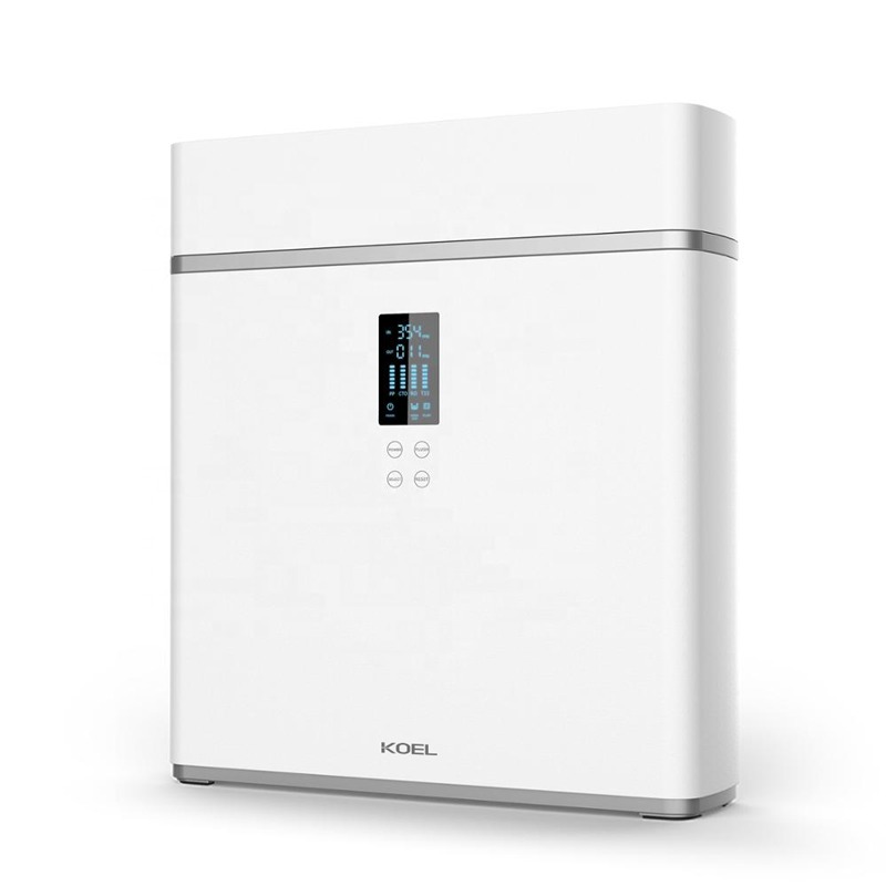 System odwróconej osmozy Clean Water Compact 4 Koel, biała obudowa z wyświetlaczem i logo producenta.