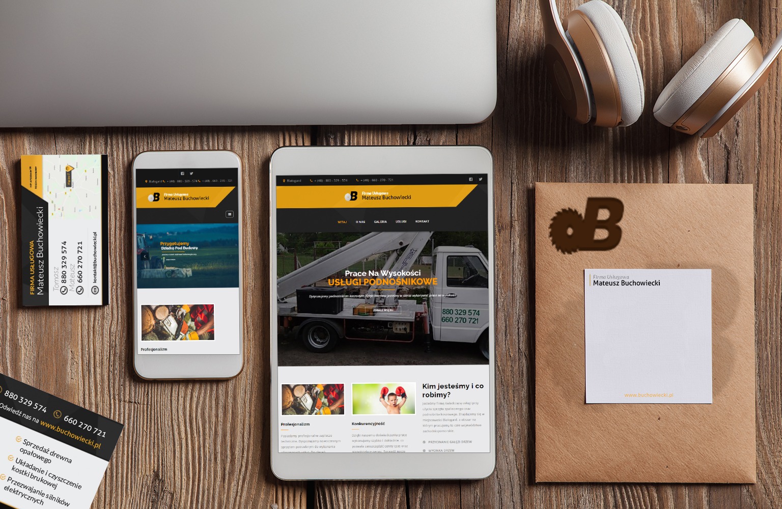 Prezentacja responsywnej strony internetowej na tablecie i smartfonie, obok wizytówka i logo firmy Mateusz Buchowiecki, słuchawki bezprzewodowe w tle, na drewnianym biurku.