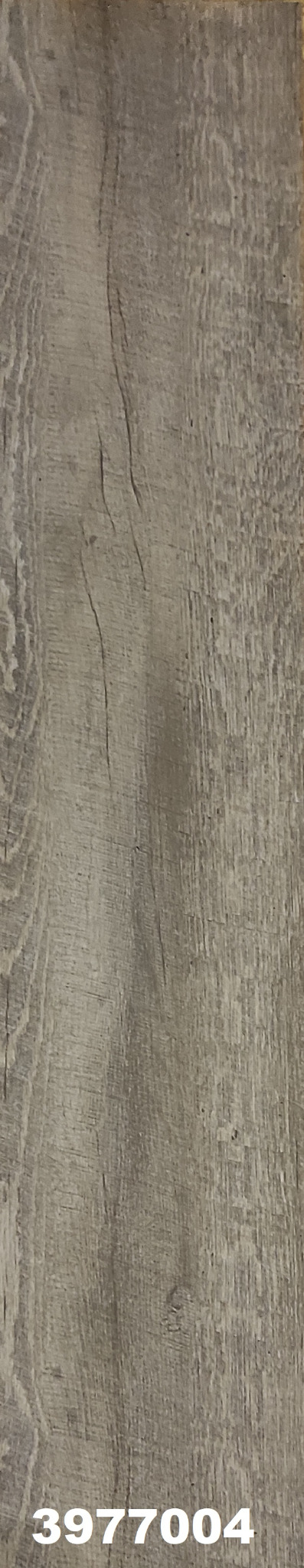 Szary panel podłogowy z wyraźną strukturą drewna i widocznym numerem 3977004 w dolnej części.