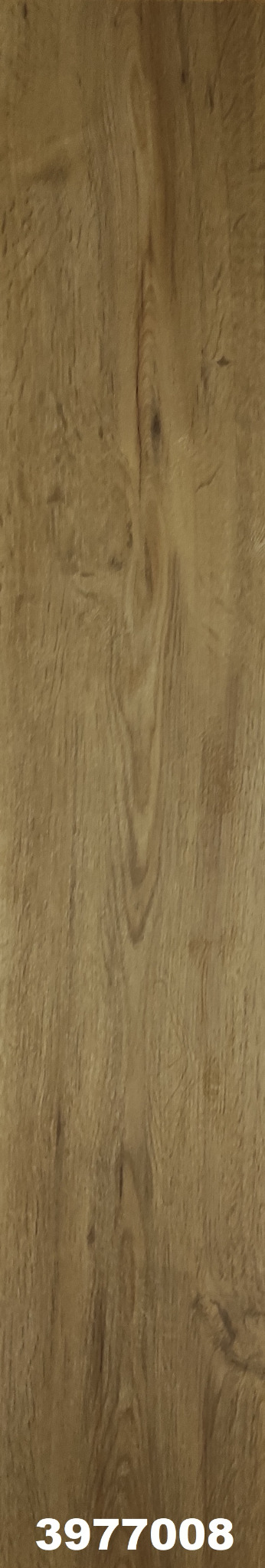 Pojedyncza deska podłogowa o naturalnym, jasnobrązowym odcieniu z wyraźnym rysunkiem słojów drewna, sfotografowana z bliska w pionowym kadrze. Na dole widoczny biały numer seryjny produktu.