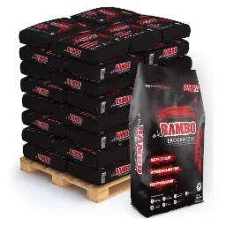 Stos worków z ekogroszkiem marki Rambo na drewnianej palecie, z widocznym pojedynczym workiem na pierwszym planie, prezentującym detale produktu i certyfikaty.