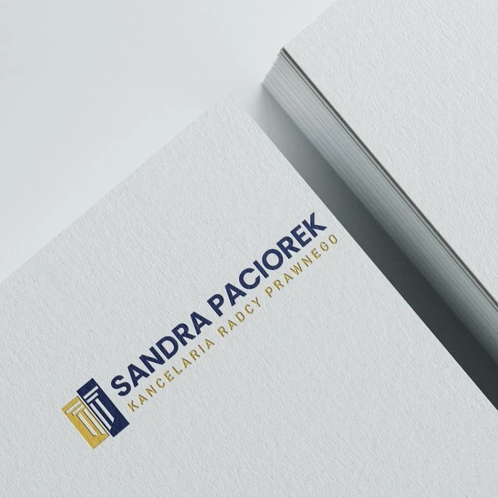 Stos wizytówek z logo kancelarii radcy prawnego Sandra Paciorek, na białym tle.