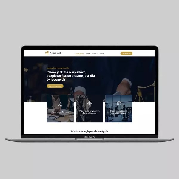 Ekran laptopa MacBook Air prezentujący stronę internetową kancelarii prawnej Alicja Wilk z Warszawy, z widocznym menu i hasłem 'Prawo jest dla wszystkich, bezpieczeństwo prawne jest dla świadomych'.