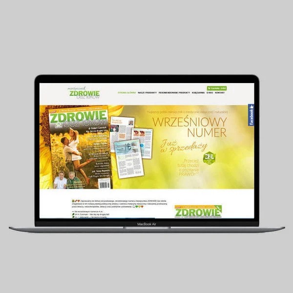Ekran laptopa MacBook Air wyświetlający stronę internetową poświęconą zdrowiu, z widoczną okładką magazynu 'Zdrowie bez leków' i nagłówkiem 'Wrześniowy numer już w sprzedaży'.