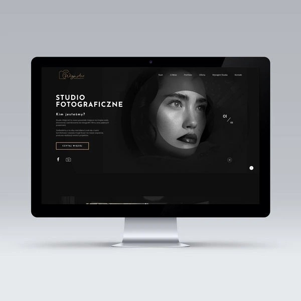 Ekran komputera iMac wyświetlający stronę internetową studia fotograficznego z minimalistycznym designem, czarno-białym zdjęciem modelki i złotym logo w lewym górnym rogu.