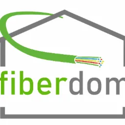 Logo firmy Fiberdom przedstawiające stylizowany dom z kablem światłowodowym w kolorze zielonym, przechodzącym przez dach, oraz napis 'fiberdom' w kolorach zielonym i szarym.