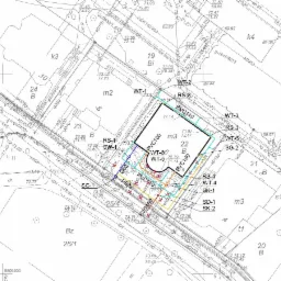 Plan instalacji podziemnej z zaznaczonymi rurami PVC o różnych średnicach i punktami kontrolnymi, naniesiony na mapę działki z numerami i wysokościami terenu.