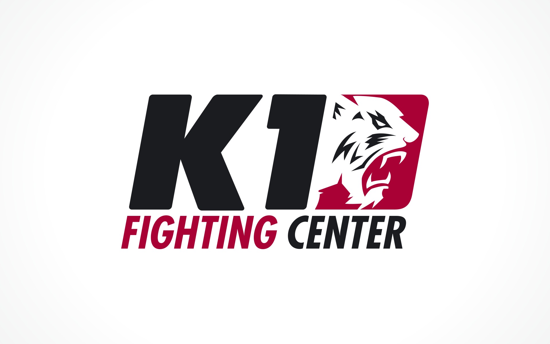 Logo K1 Fighting Center z motywem głowy tygrysa w kolorach czarnym i bordowym na białym tle.