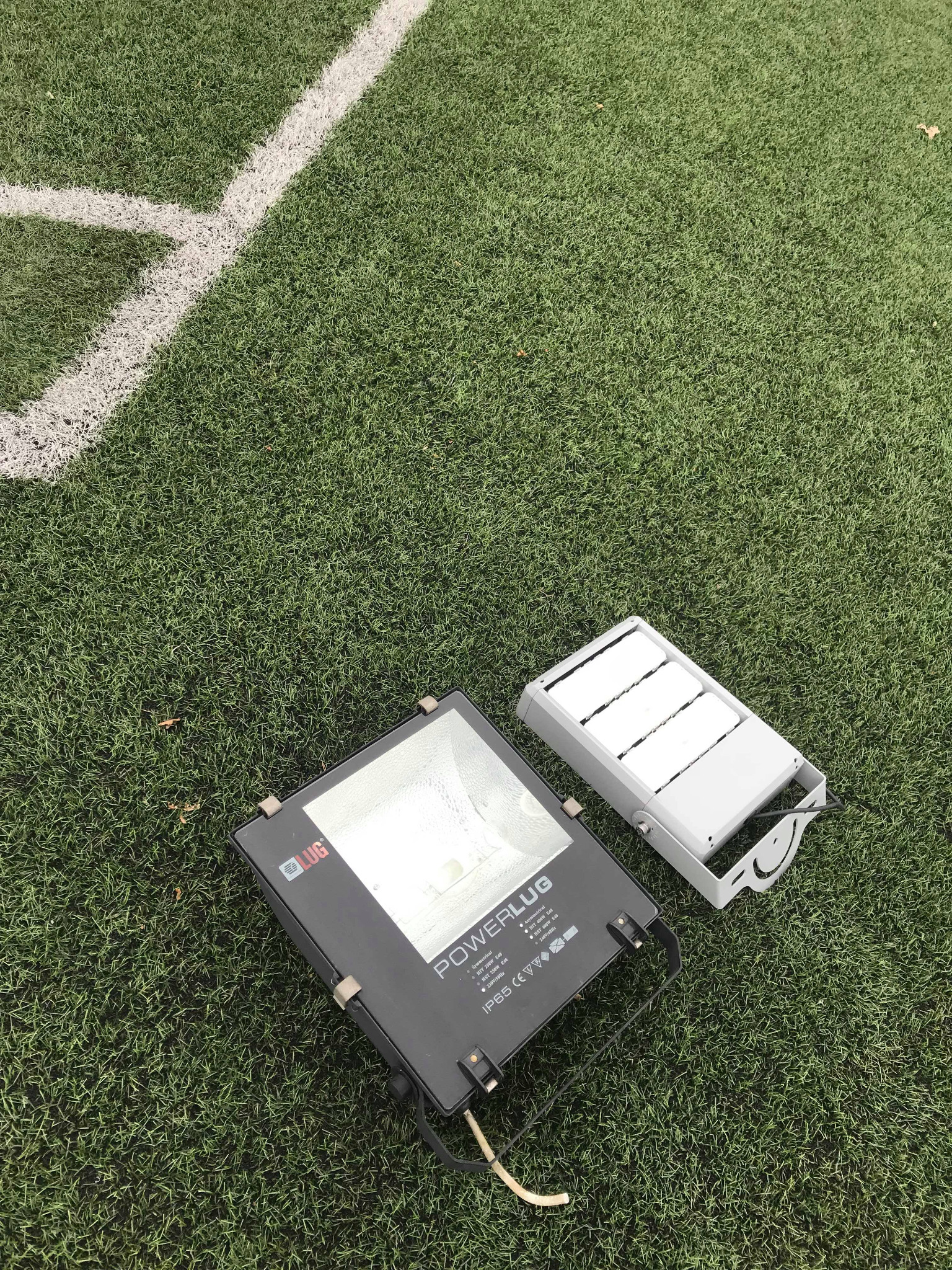 Modernizacja oświetlenia boiska do piłki nożnej w Krakowie. Redukcja mocy aż o 74%.