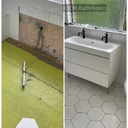 Porównanie stanu łazienki przed i po: widok na podłogę z zieloną matą i poziomnicą przed ułożeniem płytek oraz na gotową podłogę z białych, heksagonalnych płytek i białą szafkę z umywalką i czarną...