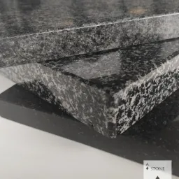 Parapety kamienne: granit, kwarcogranit, spieki kwarcowe