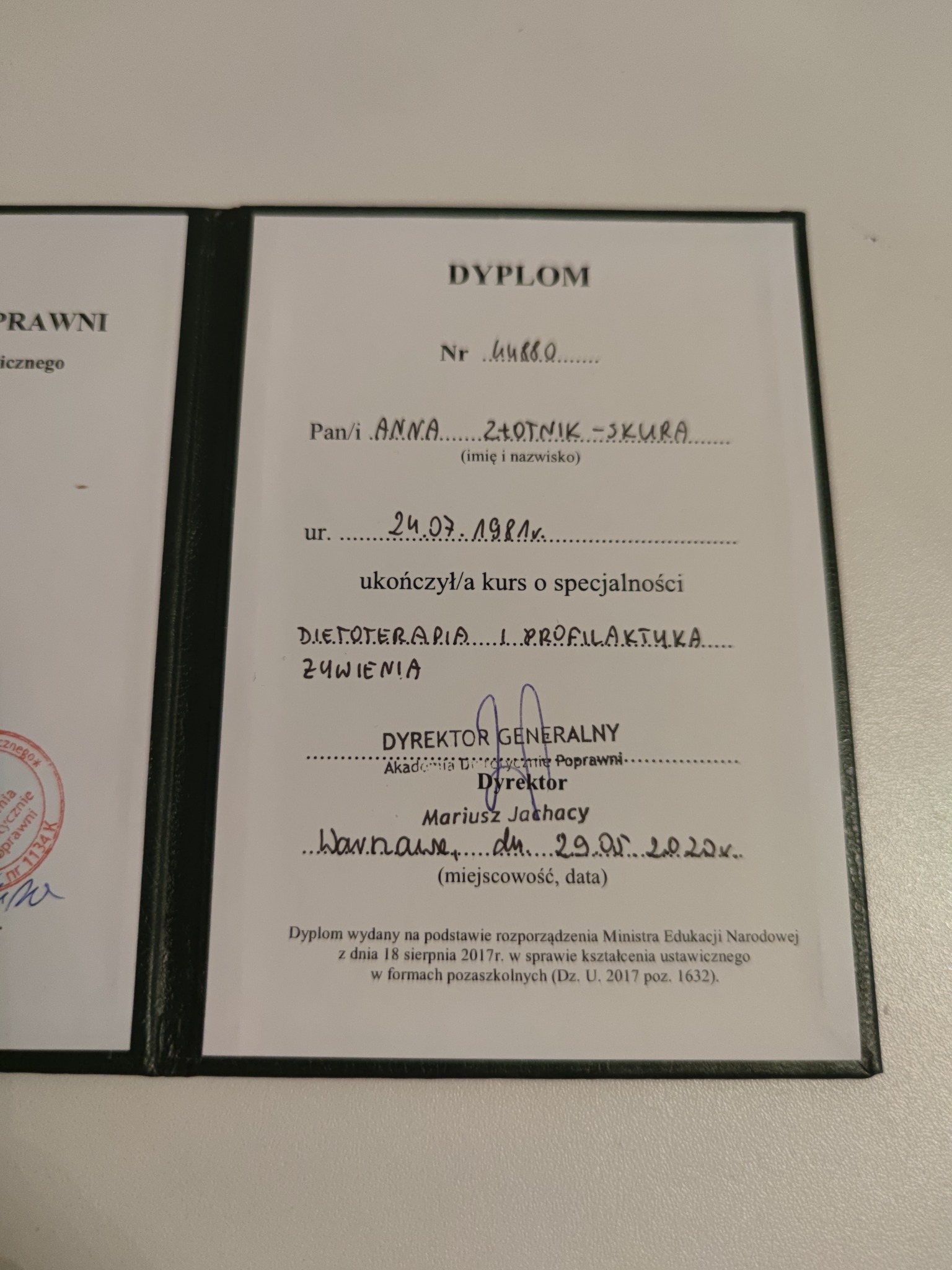 Dyplom ukończenia kursu dietoterapii i profilaktyki żywienia, wystawiony dla Anny Złotnik-Skura, podpisany przez Dyrektora Generalnego Mariusza Jachacy z datą 29.05.2020.