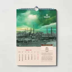 Kalendarz firmowy Weglokoks z ilustracją huty Bobrek i kalendarium na marzec 2020, wiszący na ścianie.