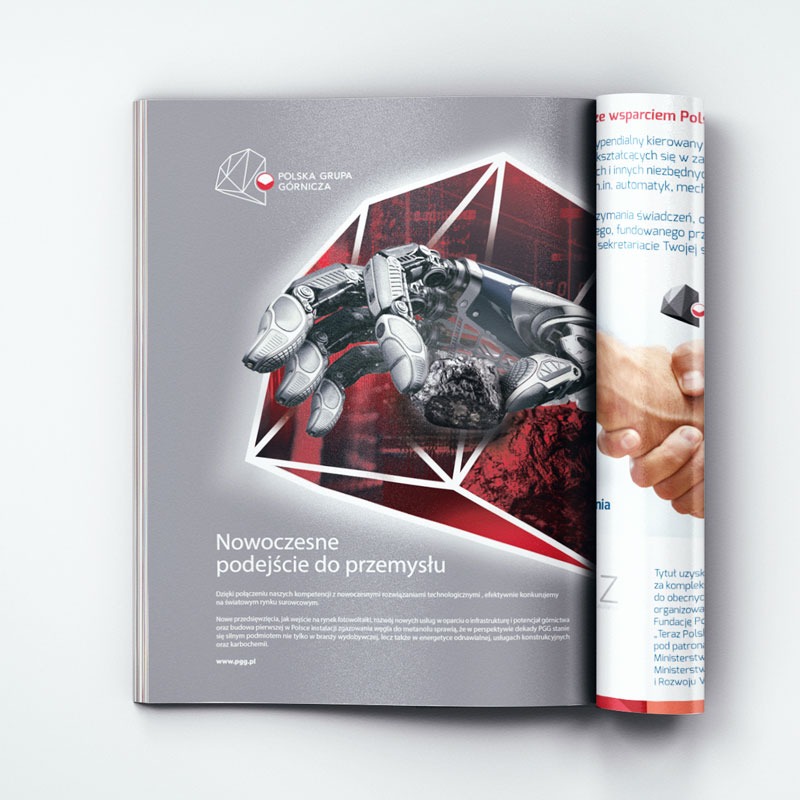 Rozkładówka magazynu z grafiką przedstawiającą robotyczną dłoń trzymającą bryłę węgla na tle geometrycznego wzoru, obok tekst o nowoczesnym podejściu do przemysłu i logo Polskiej Grupy Górniczej.