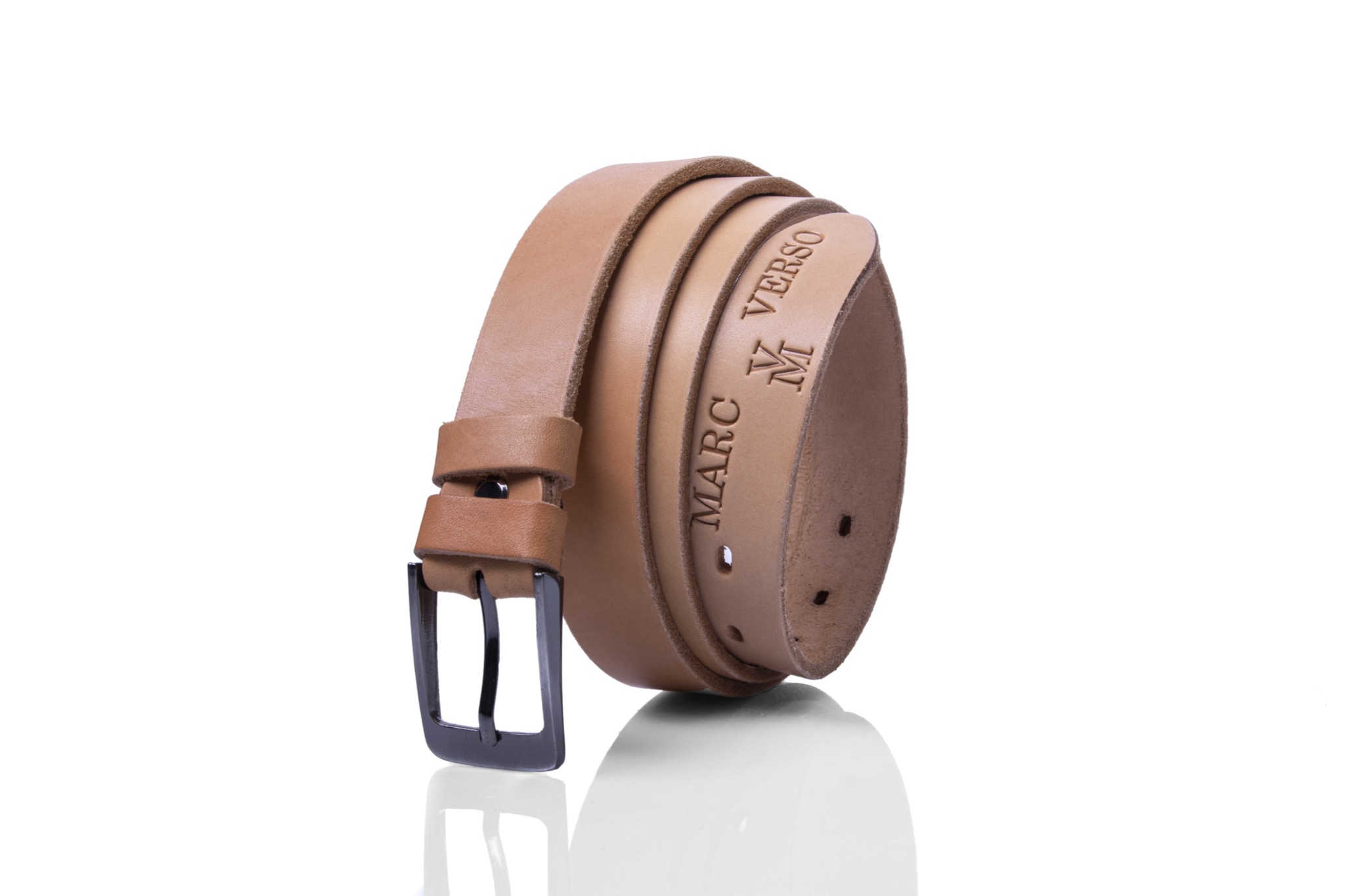 Beżowy skórzany pasek marki Marc V Verso ze sprzączką w kolorze grafitowym, zwinięty w spiralę na białym tle z odbiciem.