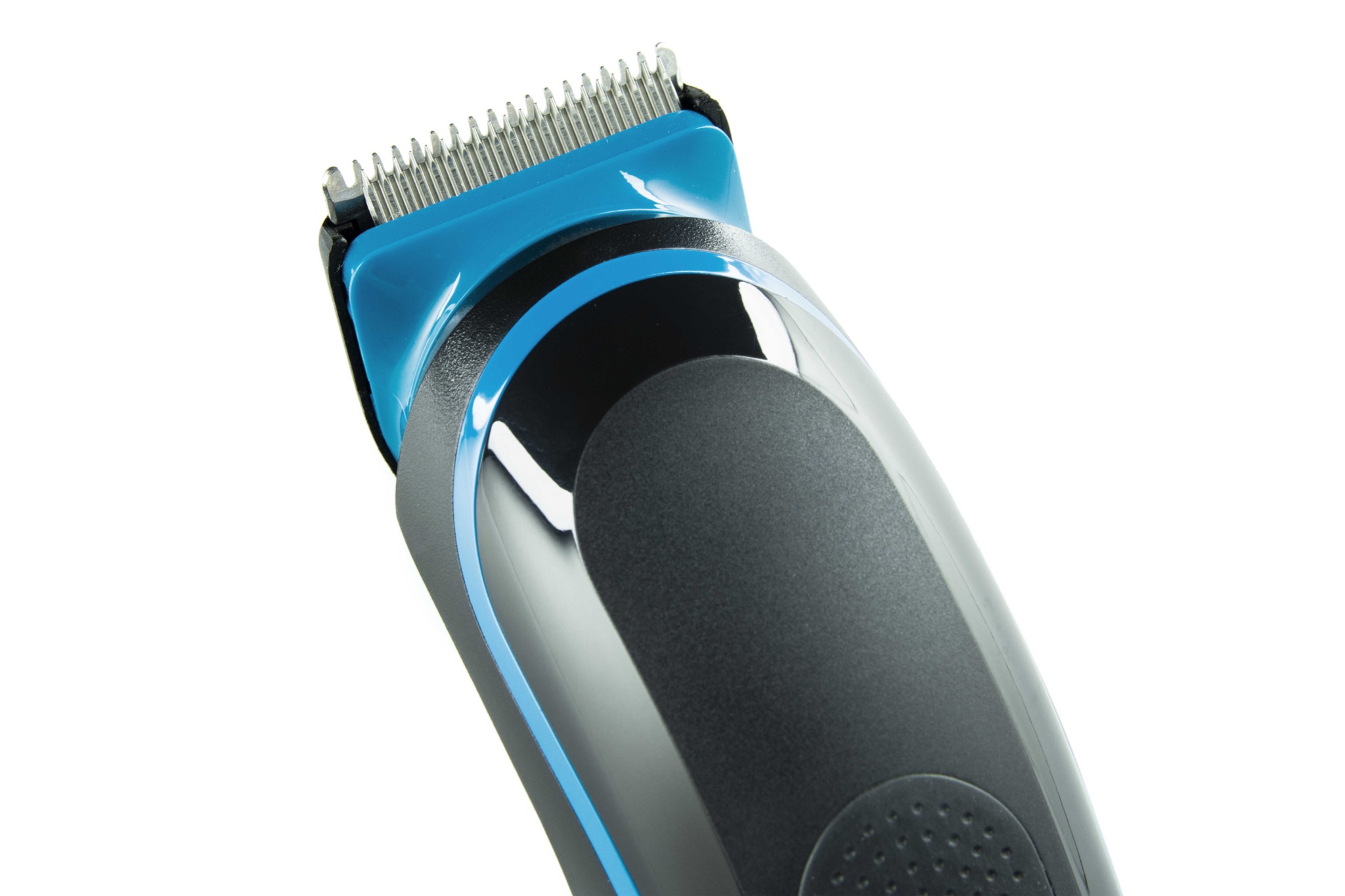 Elektryczna maszynka do strzyżenia włosów z niebieskimi akcentami, widoczna pod kątem na białym tle.