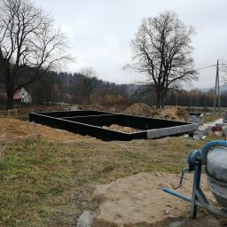 Realizacja budowy fundamentu pod dom z bala 