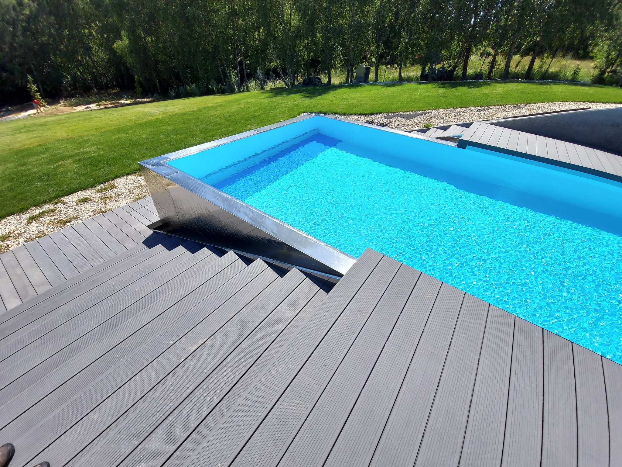 Basen z przelewową krawędzią i obróbką ze stali nierdzewnej - projekt indywidualny