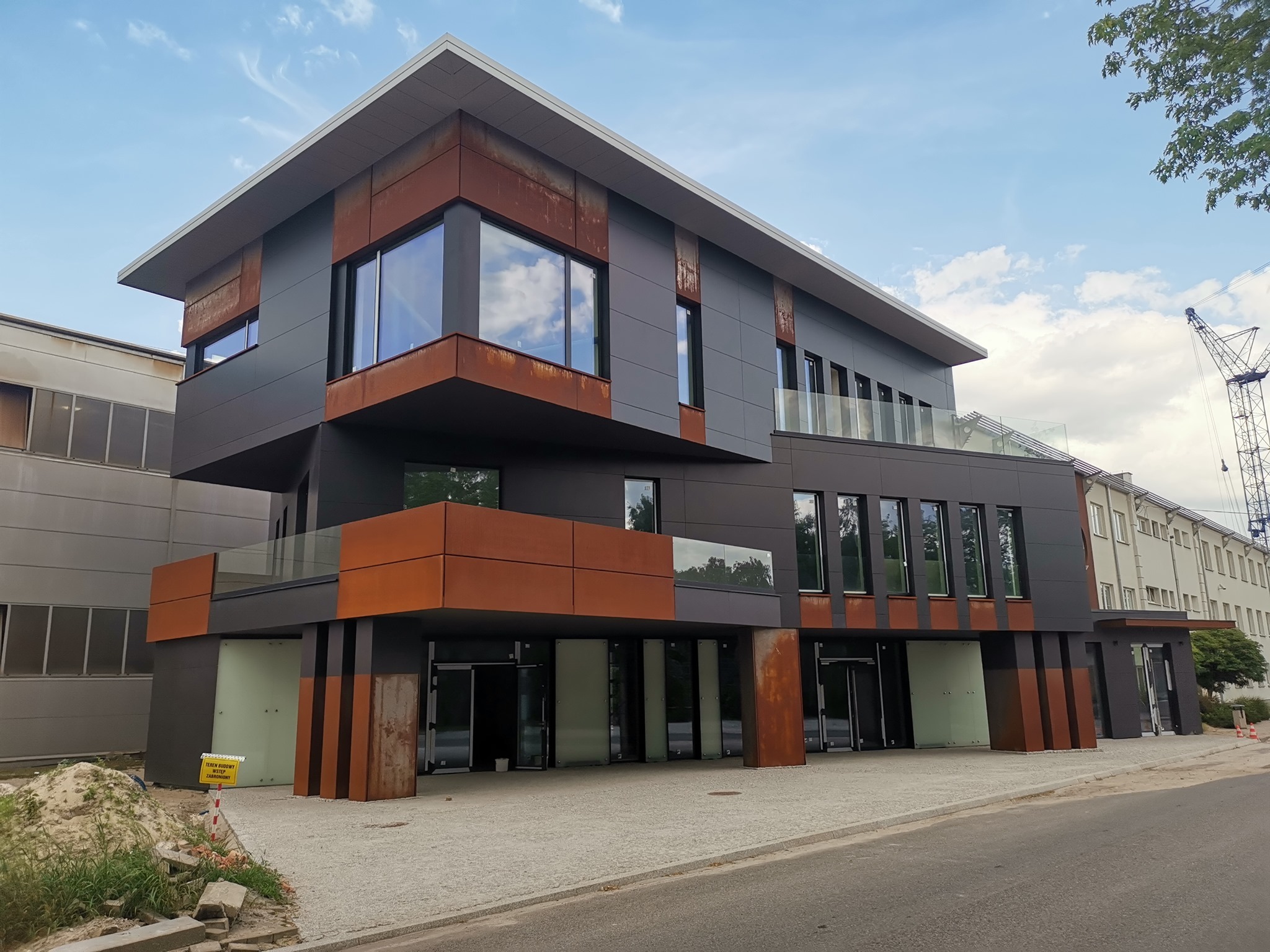 Elewacja wentylowana z elementami ze stali kortenowskiej