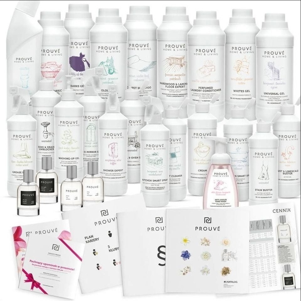 Zestaw produktów marki Prouvé Home & Living, obejmujący płyny do prania, środki czystości do różnych powierzchni, żele do mycia rąk, zapachy do domu oraz katalogi i cenniki.