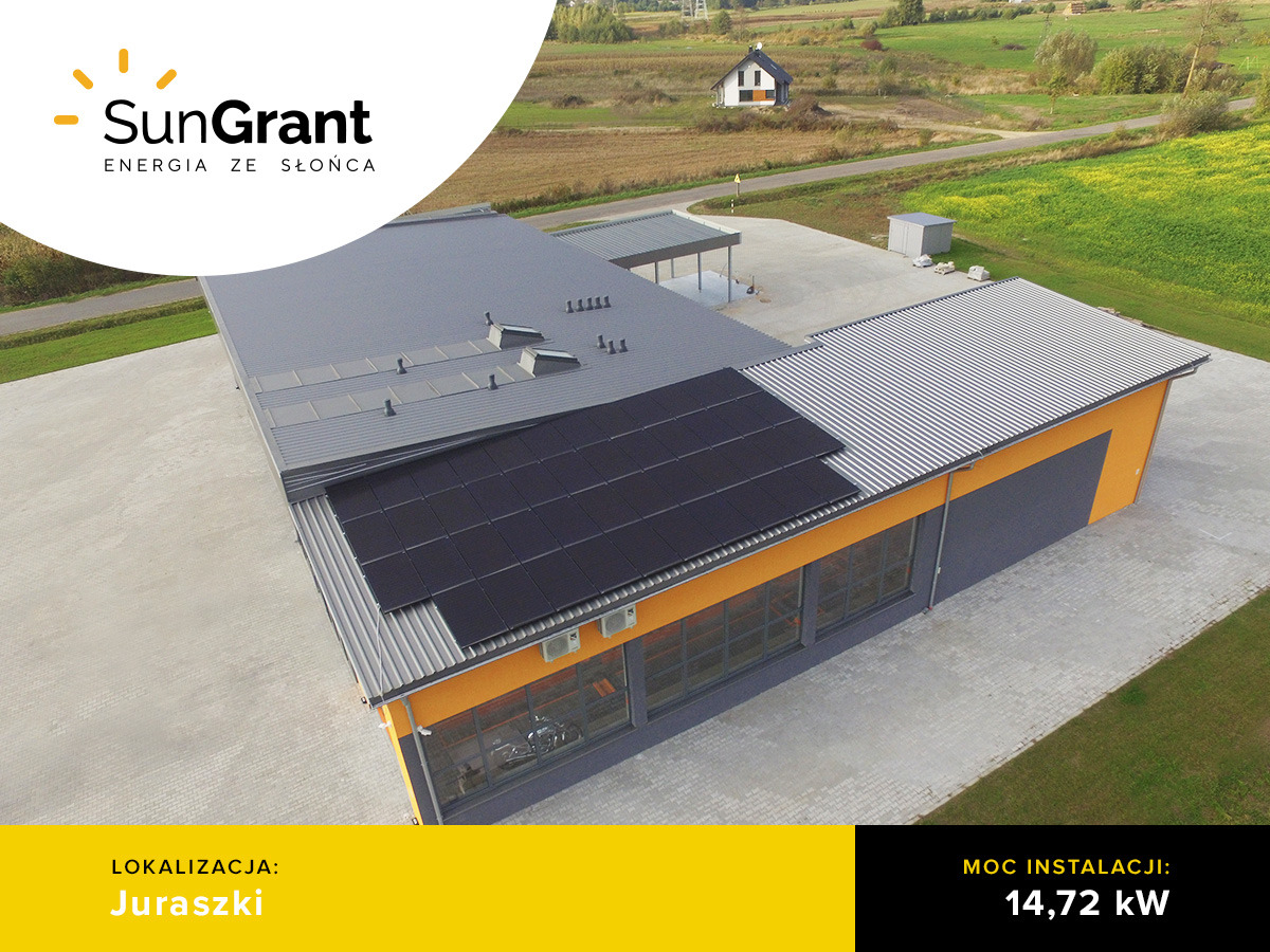 Widok z drona na budynek z panelami fotowoltaicznymi na dachu, moduły Ja Solar black, inwerter Solis, moc instalacji 14,72 kW, lokalizacja: Juraszki.