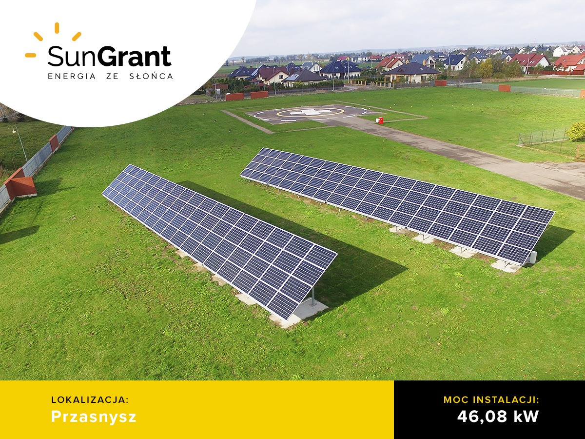 Widok z lotu ptaka na instalację fotowoltaiczną o mocy 46,08 kW w Przasnyszu, składającą się z dwóch rzędów paneli Ja Solar 320 Wp (144 sztuki) i inwerterów Solis 3P20K-4G (2 sztuki), umieszczoną...