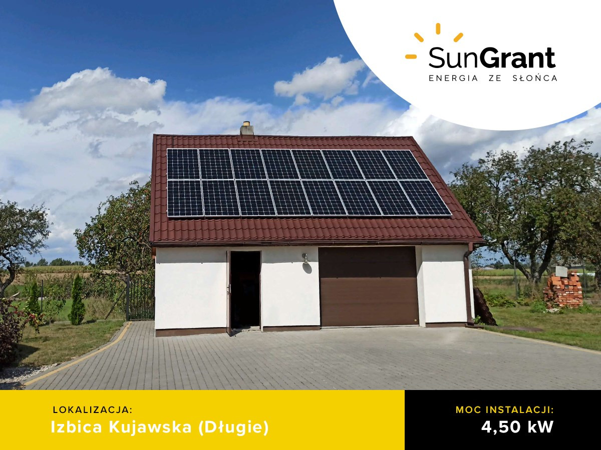 Dom z brązowym dachem, na którym zamontowano panele słoneczne. Widoczny fragment podwórka z kostki brukowej, brama garażowa i logo firmy SunGrant w prawym górnym rogu. Na dole grafika z lokalizacją...