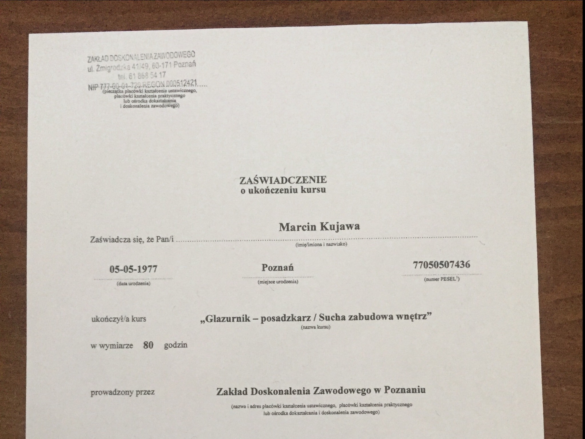 Skan zaświadczenia o ukończeniu kursu 'Glazurnik - posadzkarz / Sucha zabudowa wnętrz' przez Marcina Kujawę z Zakładu Doskonalenia Zawodowego w Poznaniu, z datą urodzenia, miejscem urodzenia...
