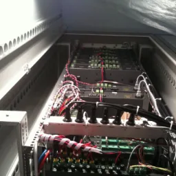 profesjonalne instalacje szaf teletechnicznych. na zdjęciu jedna z hotelowych instalacji DSO