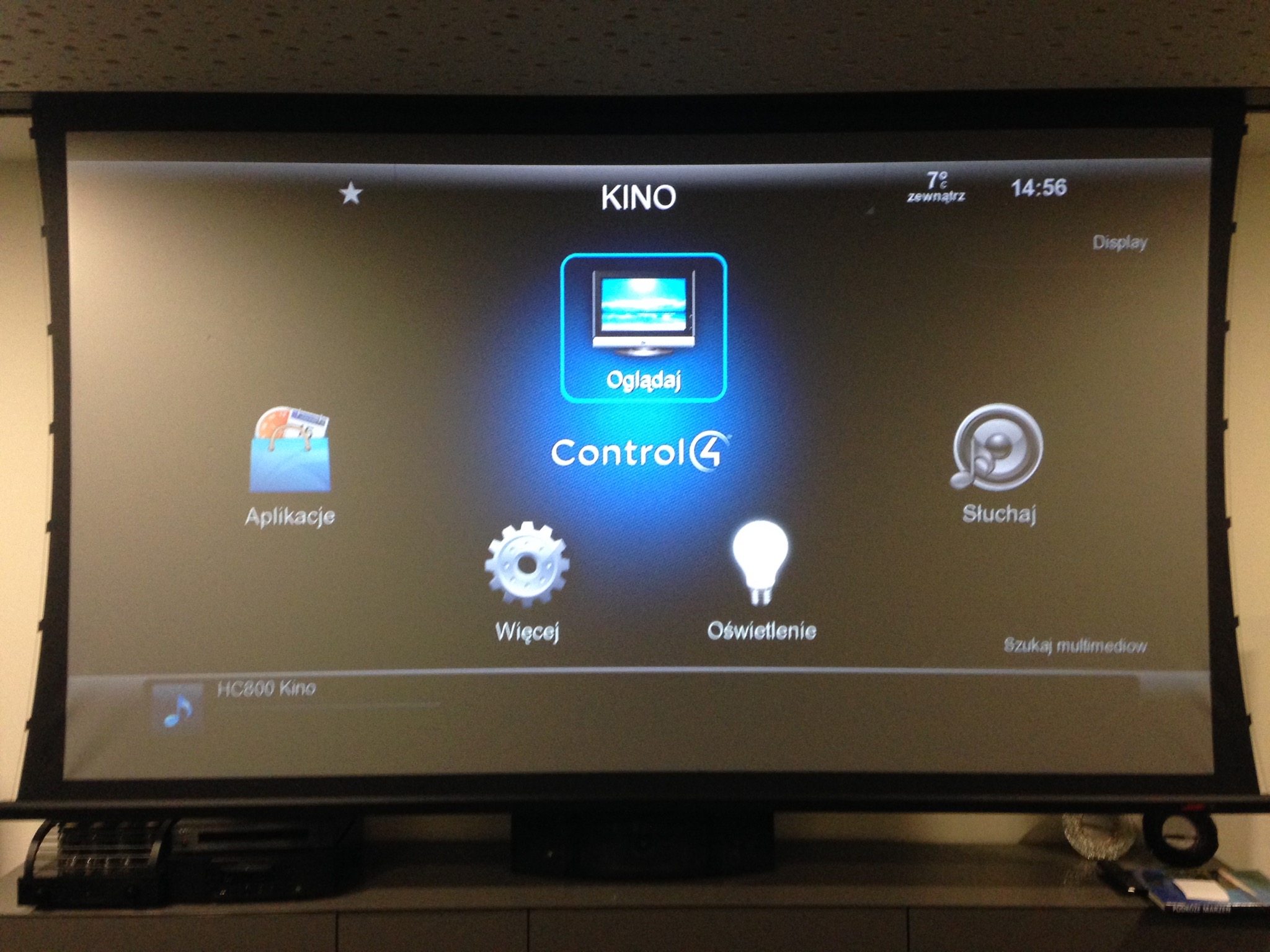 ekran elektryczny w sali kina domowego