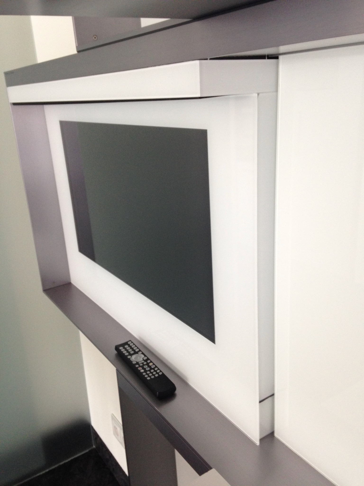 Telewizor w zabudowie kuchennej