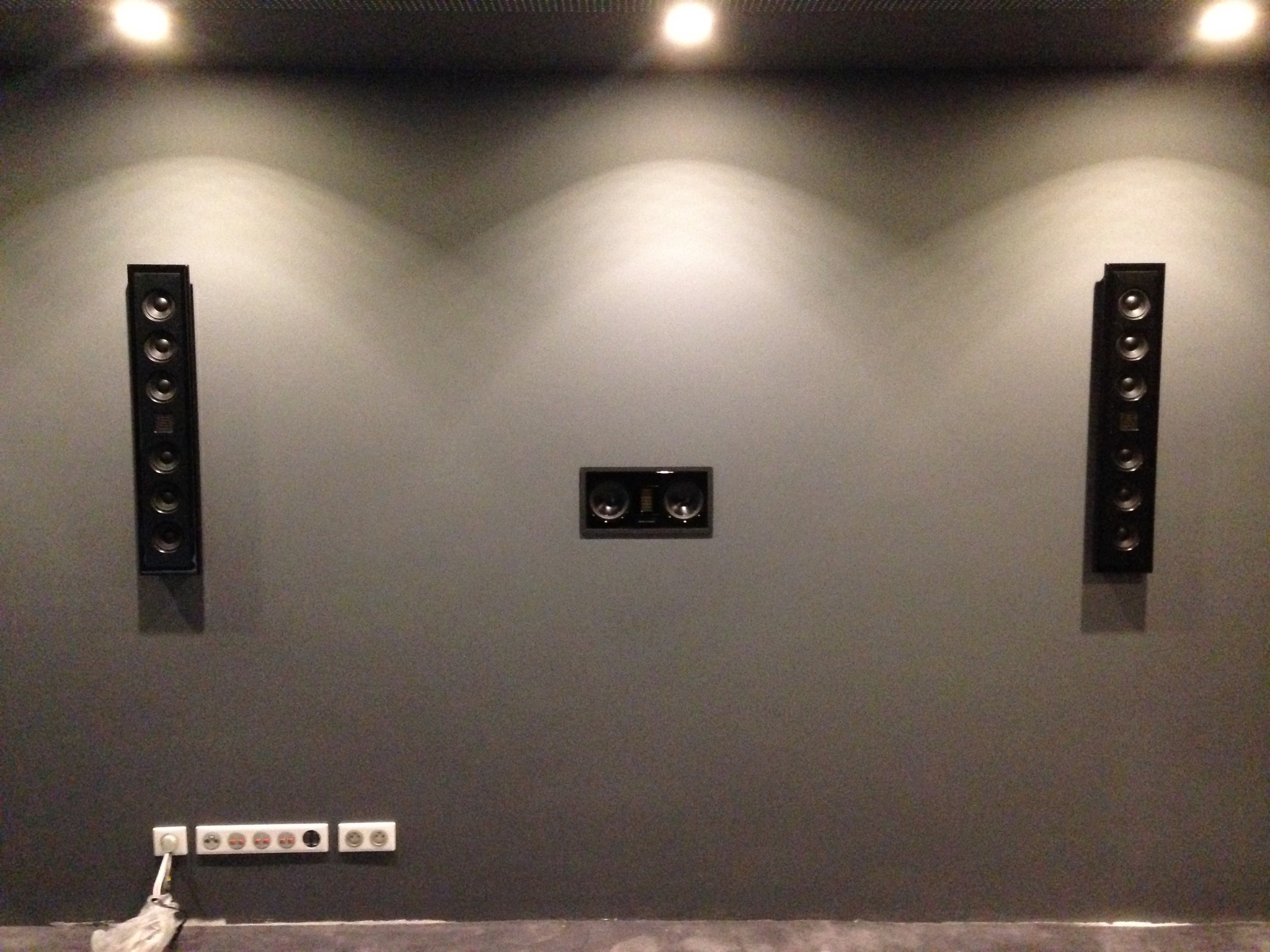 Głośniki zaekranowe sali kina domowego