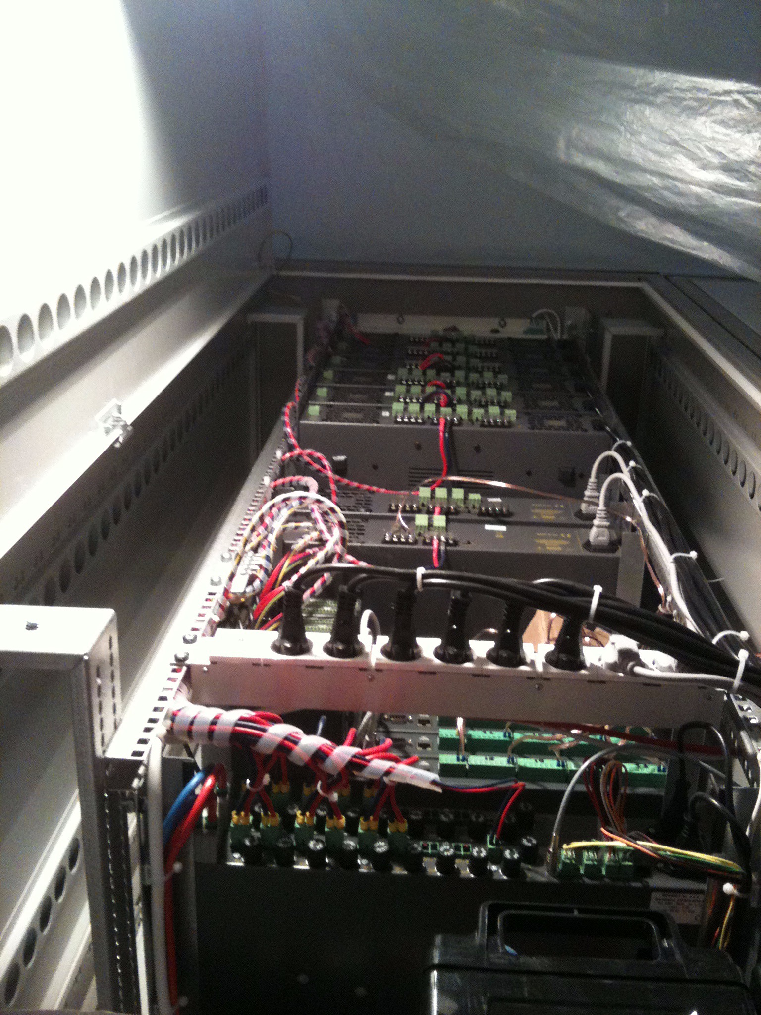 profesjonalne instalacje szaf teletechnicznych. na zdjęciu jedna z hotelowych instalacji DSO