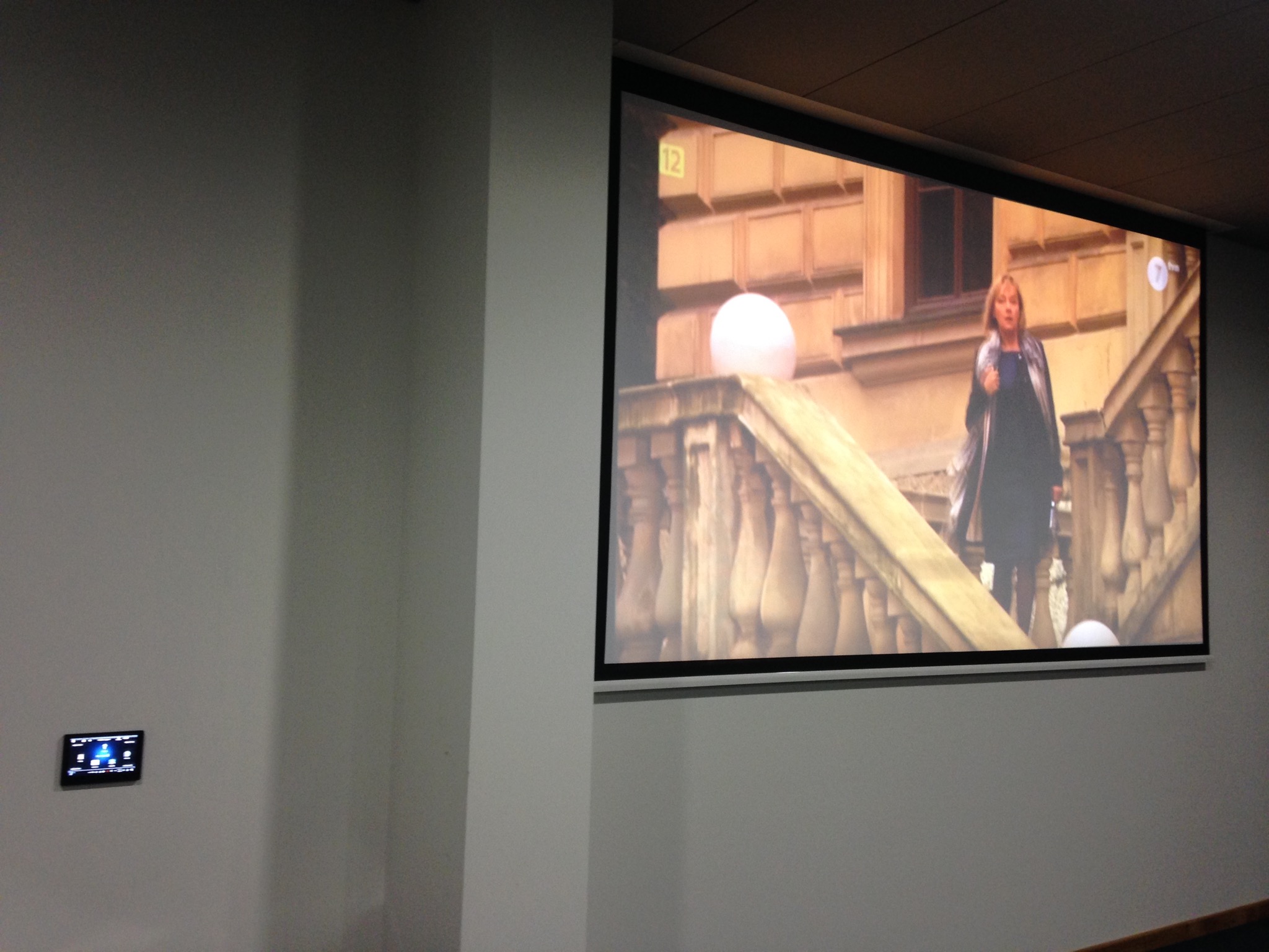 sala konferencyjna z automatyką, widoczny panel dotykowy sterowania systemem.