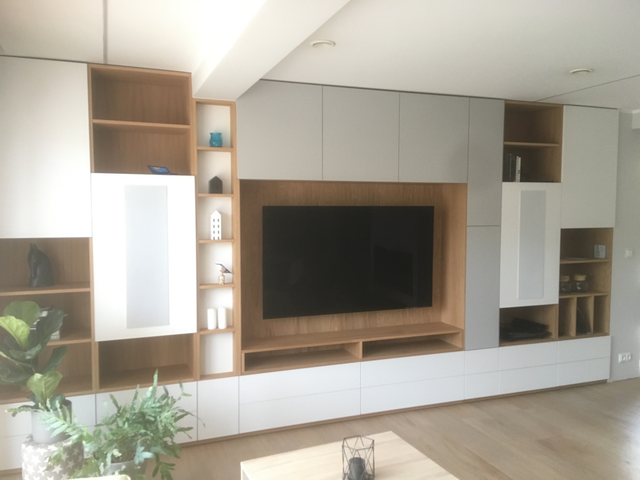 głośniki frontowe w zabudowie meblowej