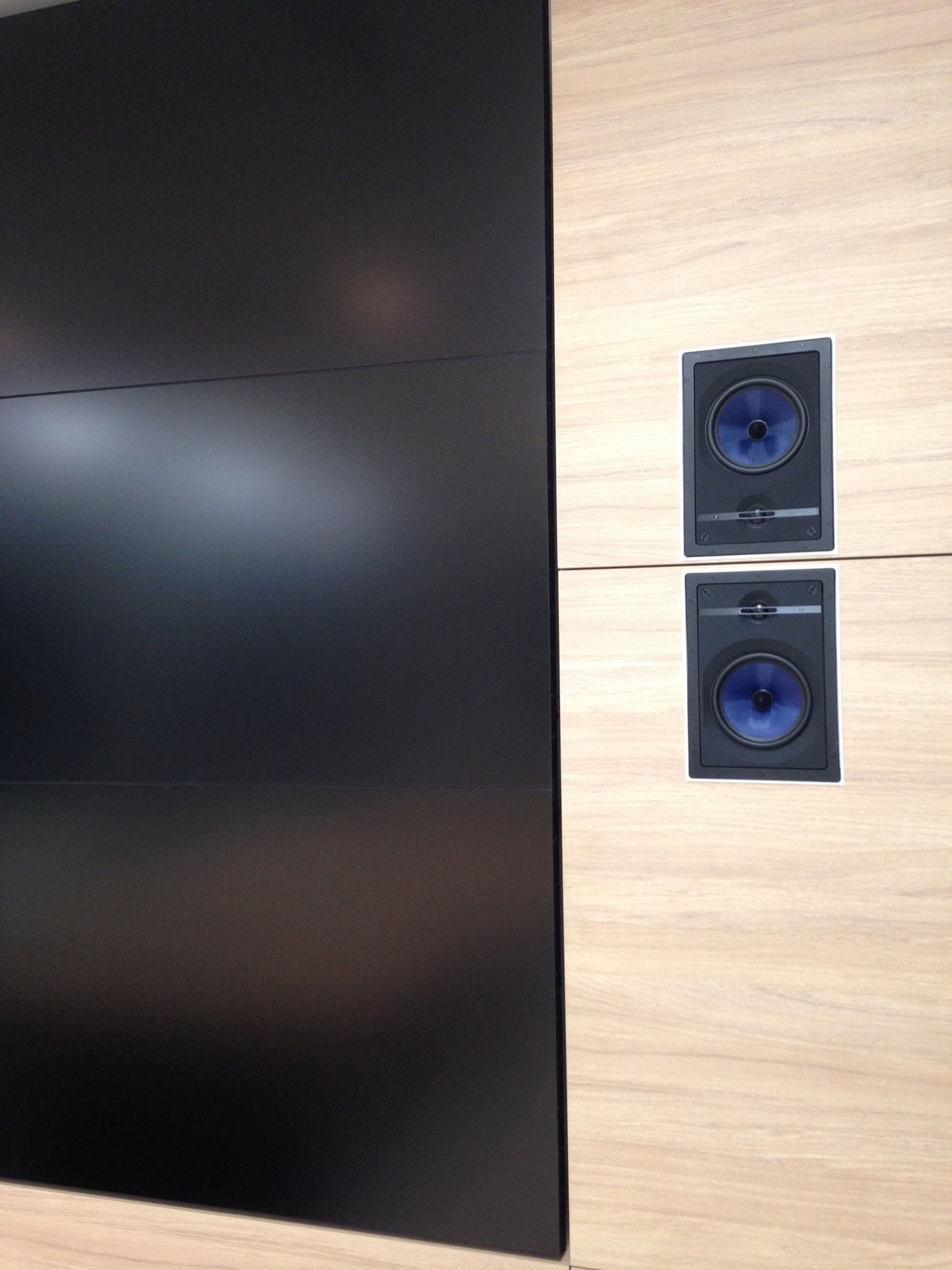 video-wall I nagłośnienie sali do wideo-konferencji