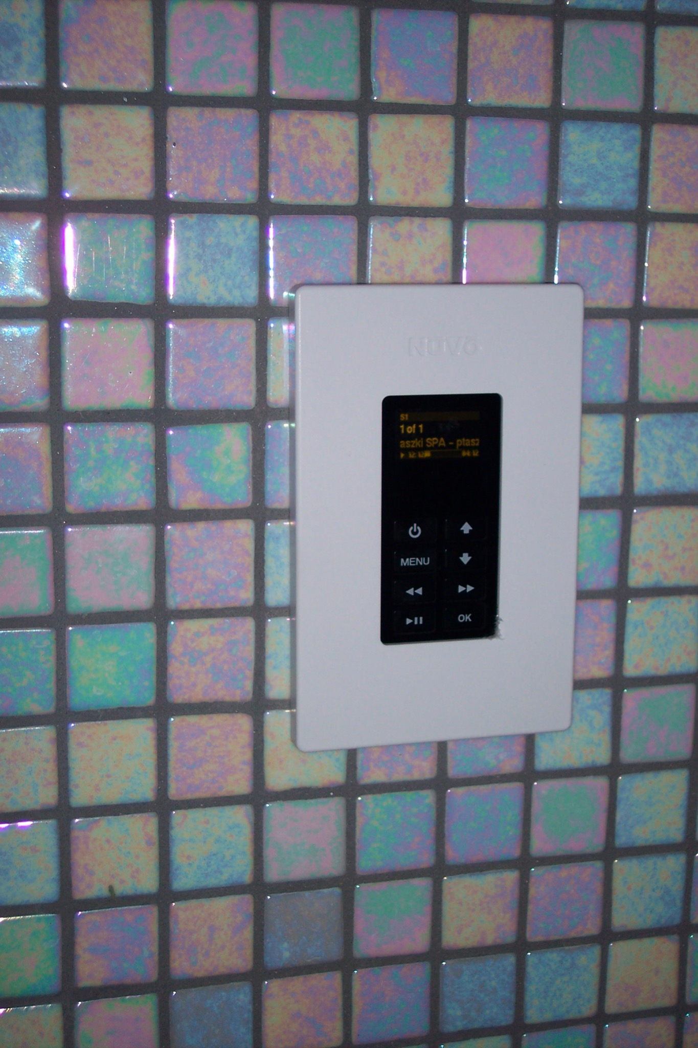 klawiatura sterowania muzyką w saunie