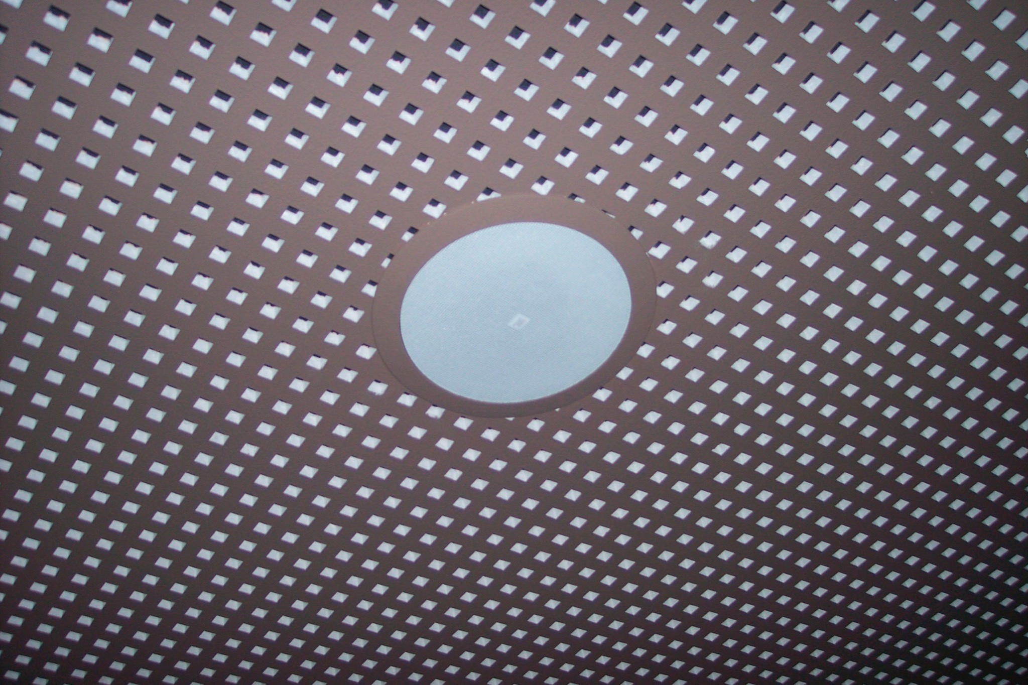 głośniki sufitowe w hotelowej restauracji