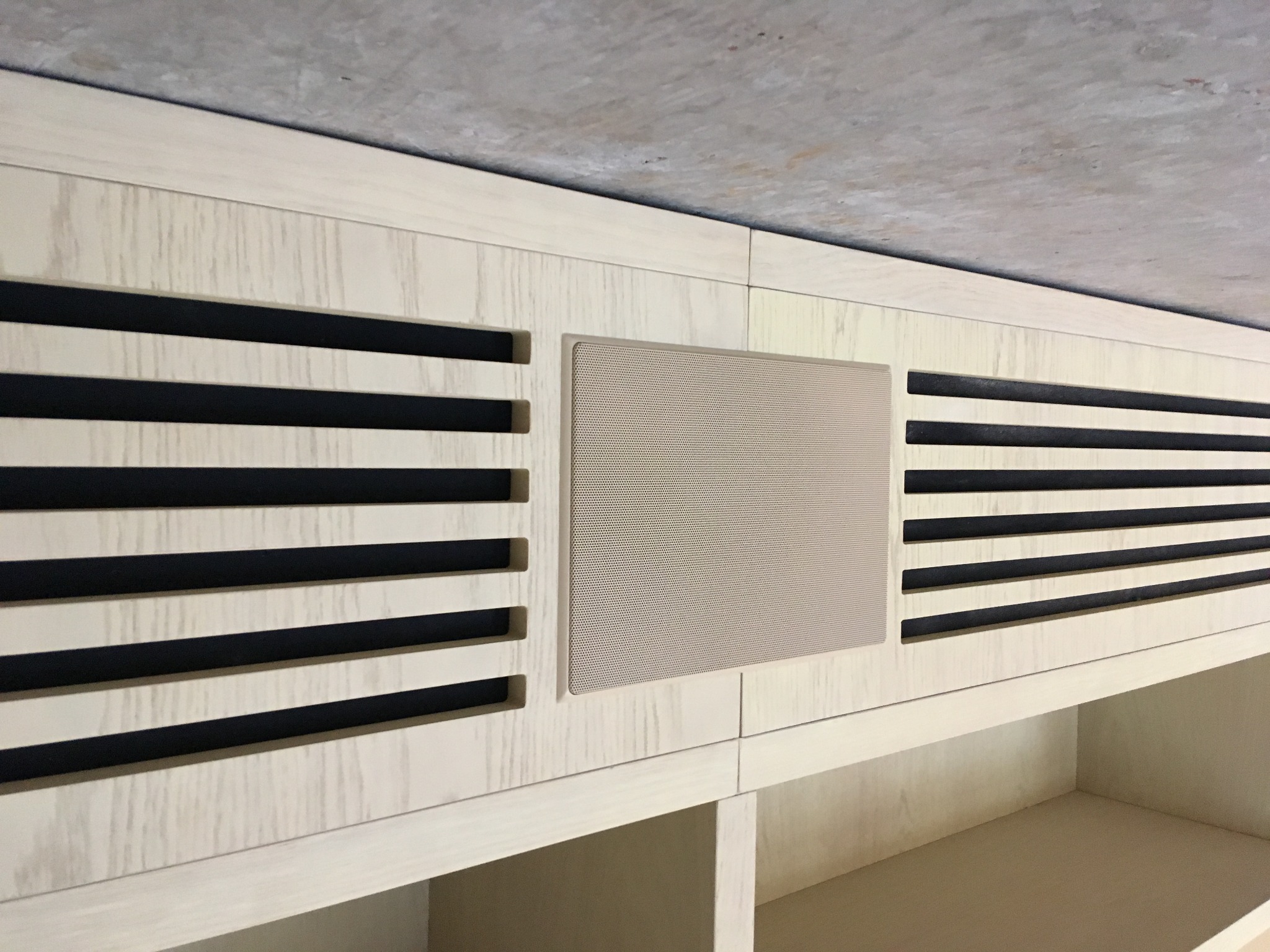 Głośnik w zabudowie pod kolor zabudowy