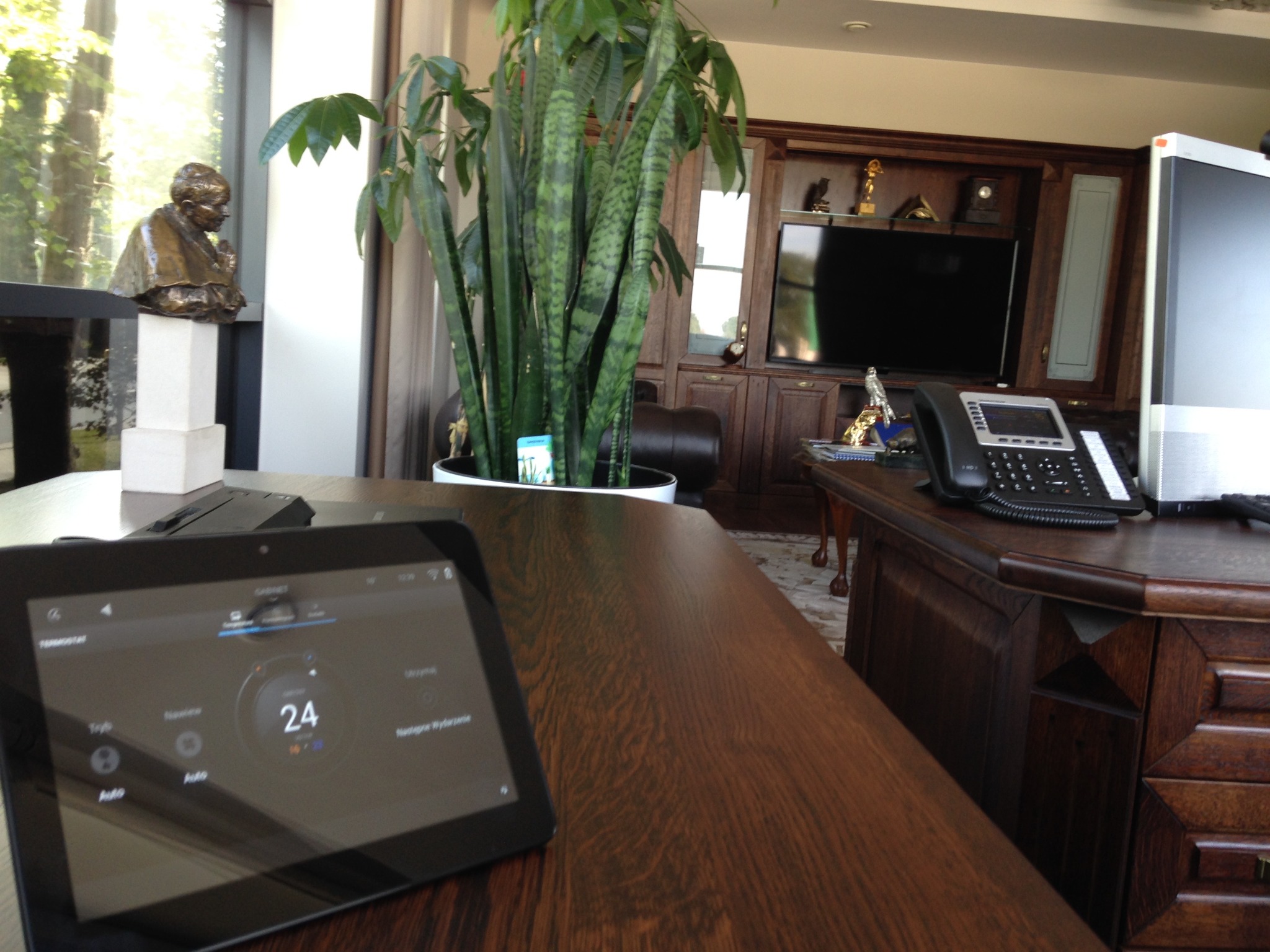 Dotykowy przenośny panel sterowania urządzeniami w biurze