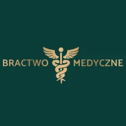 Złote logo 'Bractwo Medyczne' na ciemnozielonym tle, zawierające symbol Eskulapa ze skrzydłami.