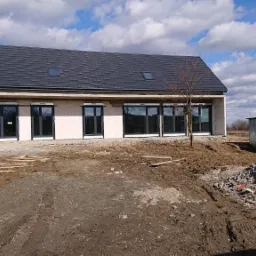 Szczelny montaż stolarki pcv w domu jednorodzinnym wraz z roletami