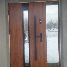 Drzwi od firmy KR CENTER z naswietlem bocznym
