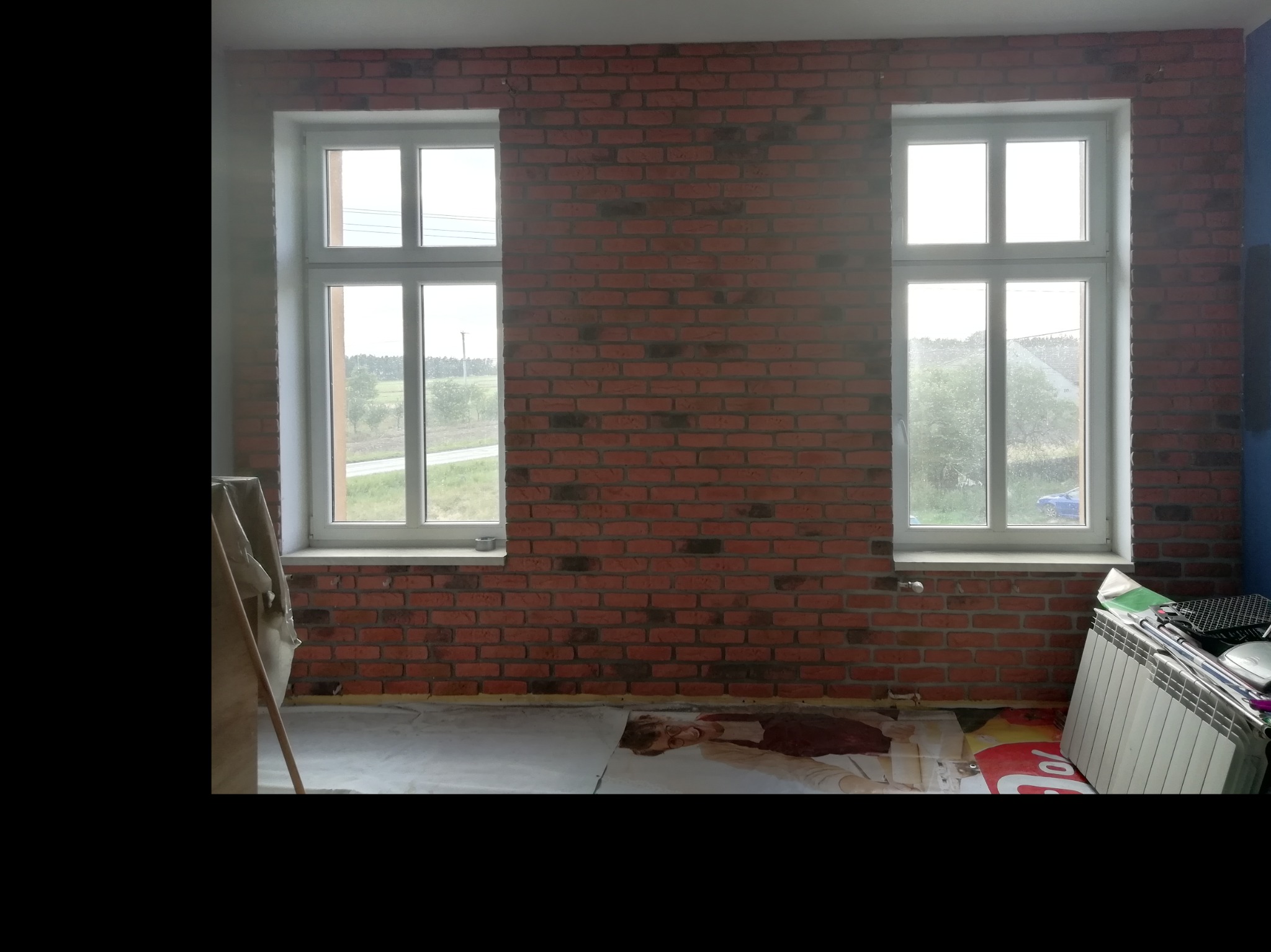 Imitacja cegły na dużym metrażu (9 M2), efekt po skończonym fugowaniu. Czas wykonania : 3/4 dni