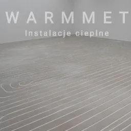 Białe rurki ogrzewania podłogowego ułożone w jastrychu, widok z góry, logo Warmmet w tle.