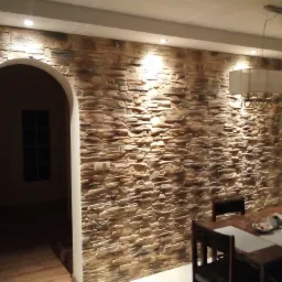 Kamień gipsowy podświetlany halogenani w kuchni.