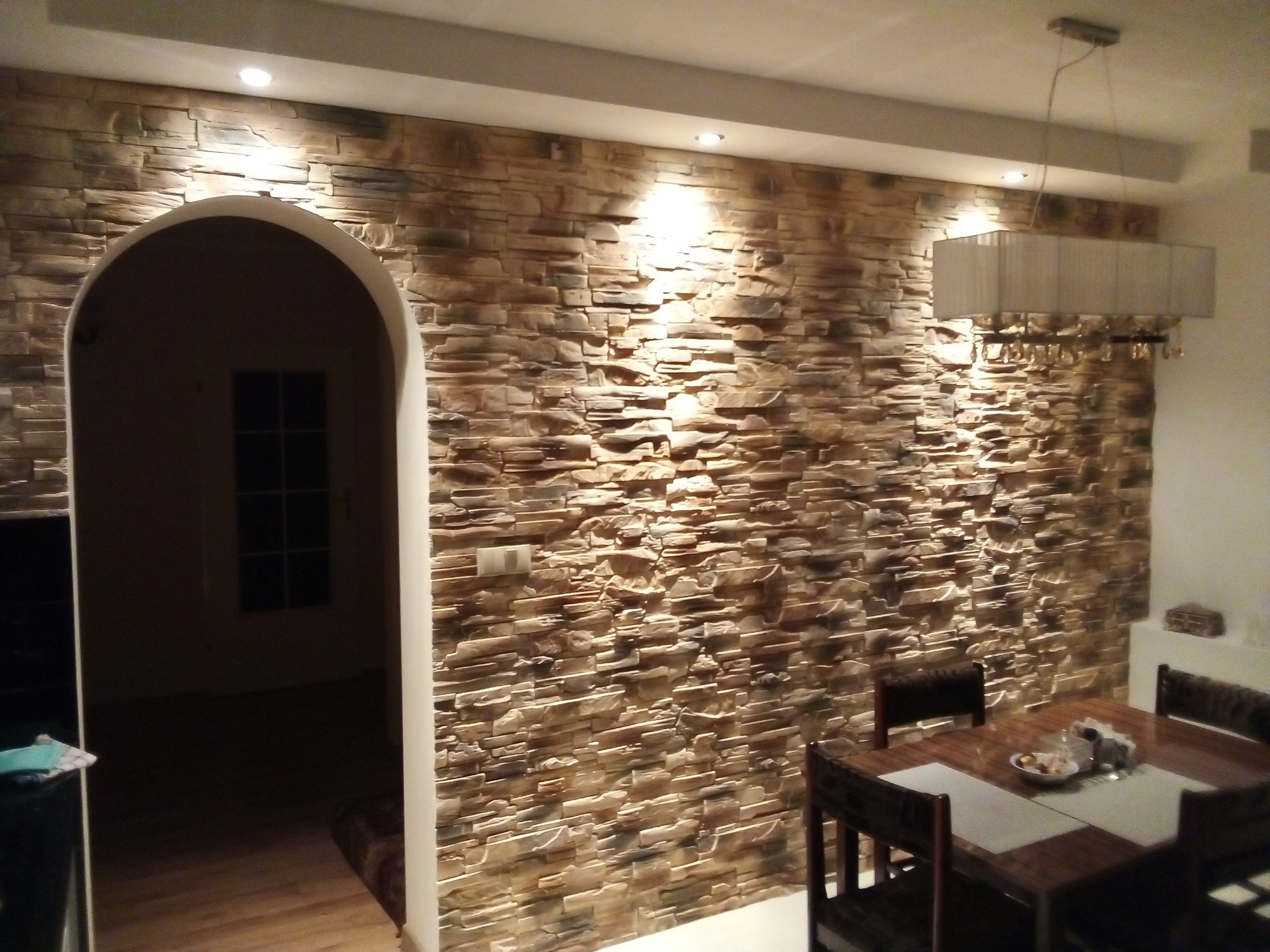 Kamień gipsowy podświetlany halogenani w kuchni.