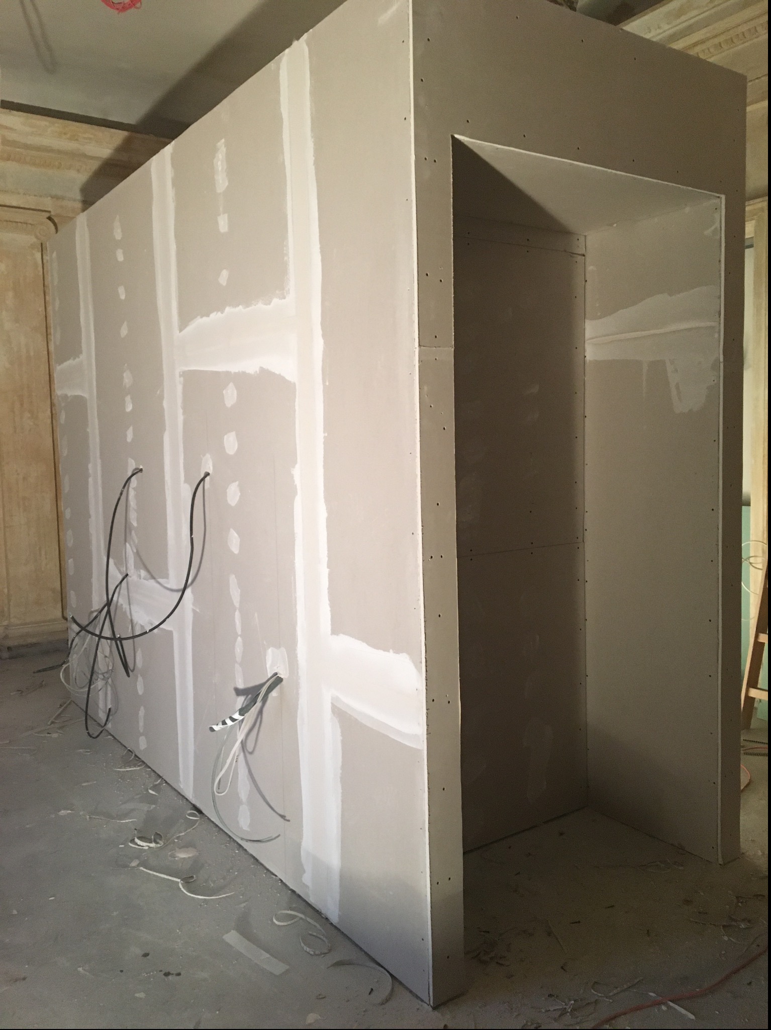 Wypełnienie ścianki wolnostojących( z wbudowanymi szafami , i łazienką.) Surowy stan.