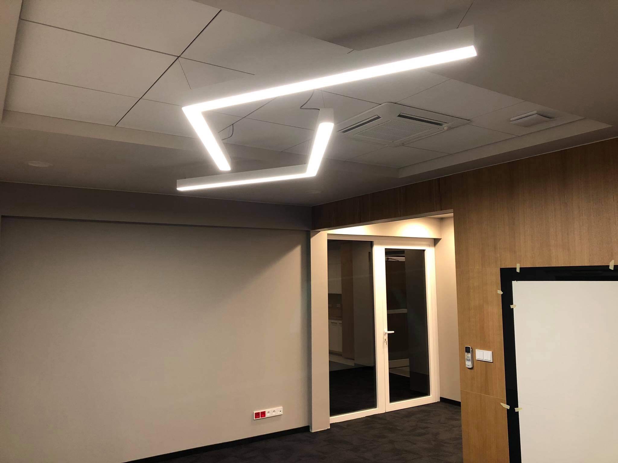 Armstrongi w suficie GK. Malowanie różnych kolorów. Wykładzina.